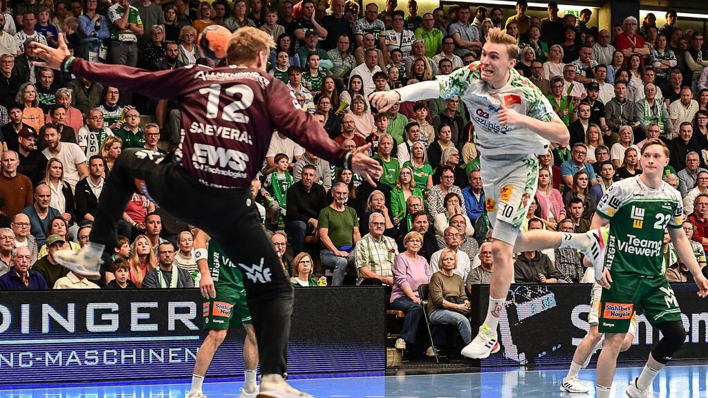 Lukas Mertens vom SC Magdeburg beim Torwurf im Spiel der Handball-Bundesliga