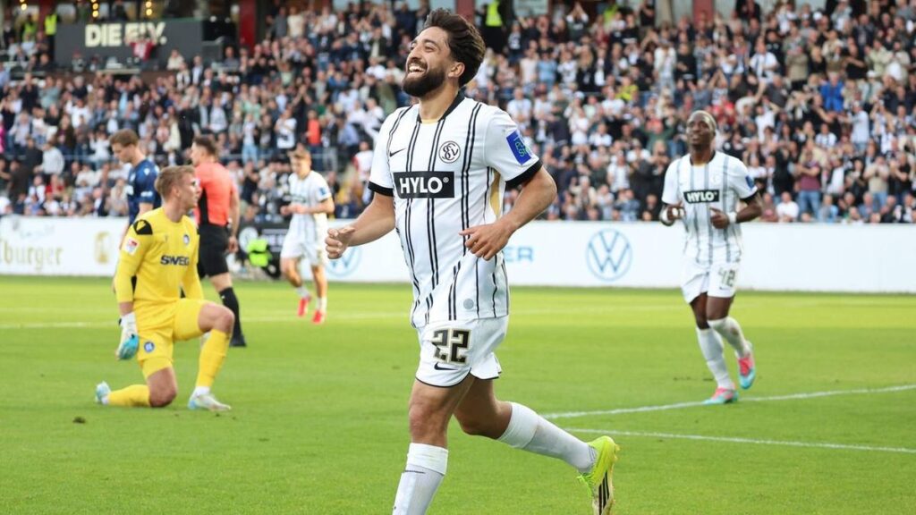 Immanuel Pherai von der SV Elversberg jubelt über sein Tor gegen den Karlsruher SC