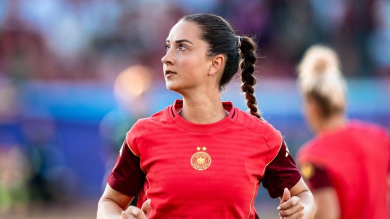 Sara Däbritz im Trikot der deutschen Nationalmannschaft beim Abschied auf dem Platz