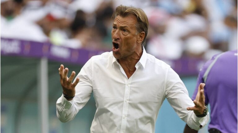 Herve Renard gestikuliert als Nationaltrainer von Saudi-Arabien nachdenklich an der Seitenlinie