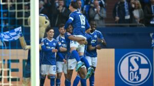 Jubelnde Spieler des FC Schalke 04 um Kapitän Kenan Karaman nach einem Treffer gegen Preußen Münster