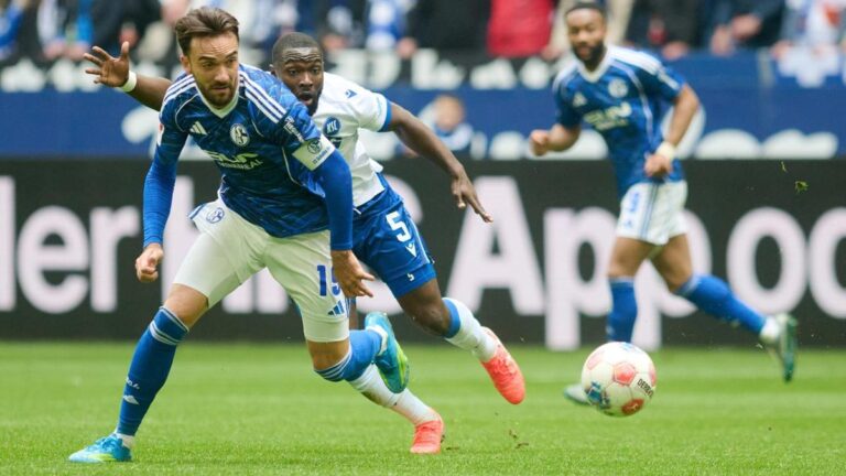Kenan Karaman bejubelt sein entscheidendes Kopfballtor für Schalke 04 im Spiel gegen den Karlsruher SC.