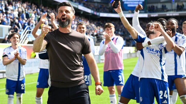 Trainer Miron Muslic jubelt mit den Spielern des FC Schalke 04 nach dem 3:2-Auswärtssieg beim SC Paderborn.