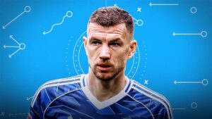 Edin Dzeko im Trikot von Schalke 04 fasst sich nach einem Zweikampf schmerzverzerrt an die verletzte Schulter.