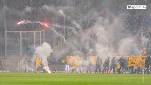 Polizei und Sicherheitskräfte auf dem Rasen beim Zweitligaspiel zwischen Dynamo Dresden und Hertha BSC