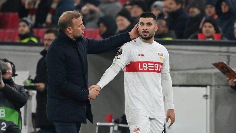 VfB-Trainer Sebastian Hoeneß gestikuliert am Spielfeldrand und gibt taktische Anweisungen