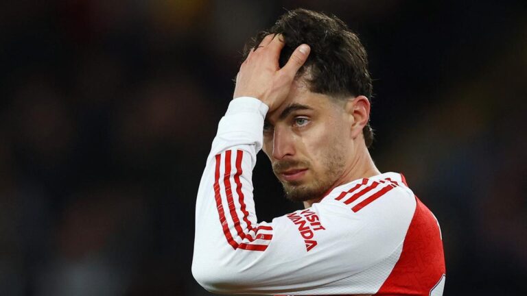 Enttäuschte Spieler des FC Arsenal nach dem Ausscheiden im FA Cup gegen jubelnde Profis des FC Southampton