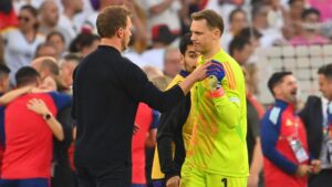 Manuel Neuer im Trikot des FC Bayern München blickt konzentriert auf dem Spielfeld