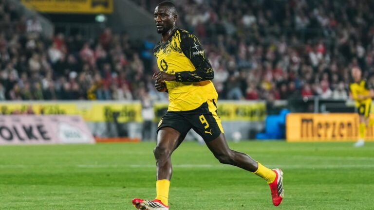 Serhou Guirassy im Trikot von Borussia Dortmund blickt fokussiert auf das Spielfeld