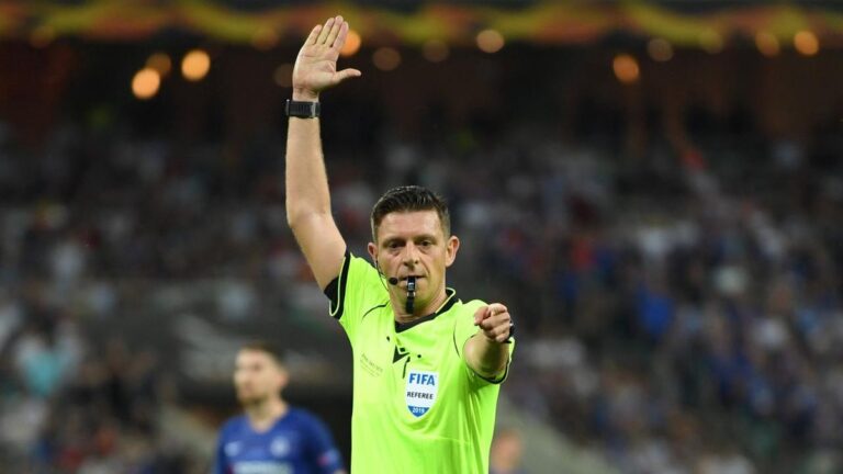 Ein Schiedsrichter zeigt auf den VAR-Monitor am Spielfeldrand der italienischen Serie A