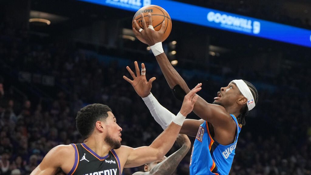 Shai Gilgeous-Alexander im Trikot der Oklahoma City Thunder beim Dribbling auf dem Spielfeld
