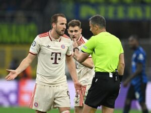 Schiedsrichter Slavko Vincic auf dem Spielfeld bei einem Spiel der Champions League
