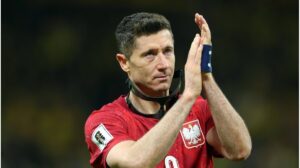 Dominik Szoboszlai und Robert Lewandowski schauen enttäuscht nach unten auf dem Fußballplatz.
