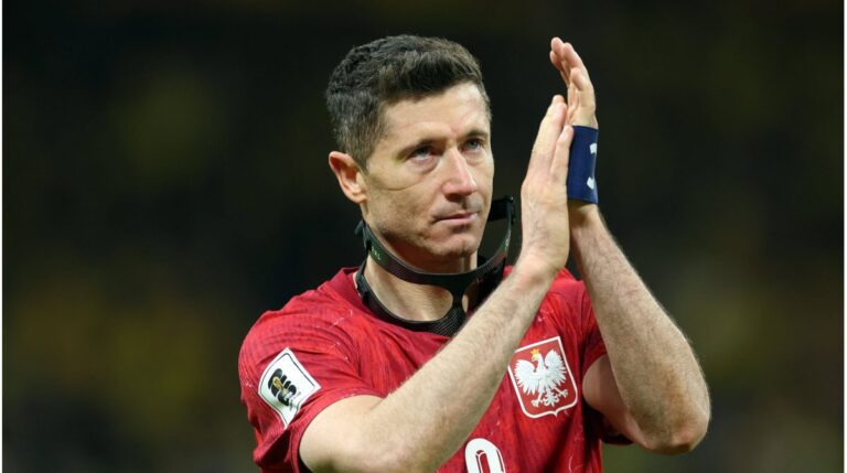 Dominik Szoboszlai und Robert Lewandowski schauen enttäuscht nach unten auf dem Fußballplatz.