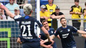 Andrej Kramaric jubelt nach seinem Elfmetertor für die TSG Hoffenheim gegen Borussia Dortmund.