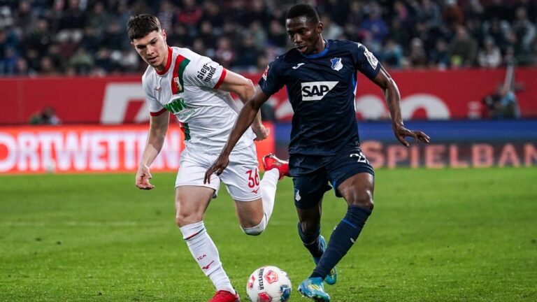 Oliver Baumann von der TSG Hoffenheim dirigiert seine Abwehr im Bundesliga-Spiel gegen den FC Augsburg.