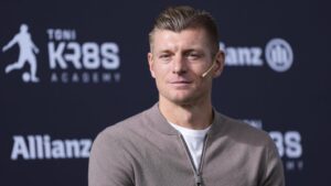 Toni Kroos im Anzug winkt den Fans von Real Madrid im Stadion zu