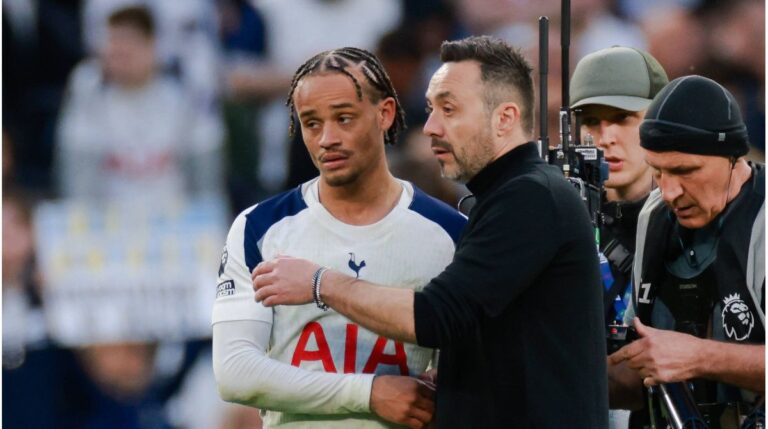 Roberto De Zerbi steht mit ernster Miene am Spielfeldrand und dirigiert seine Spieler