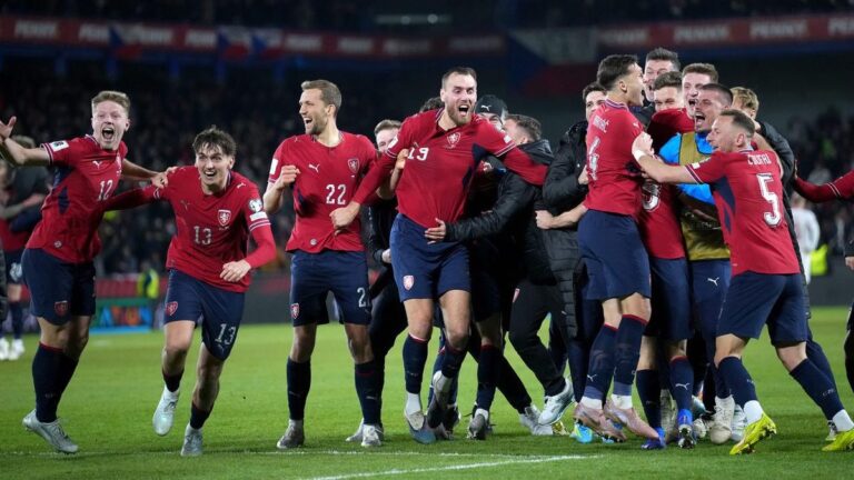 Jubelnde tschechische Nationalspieler nach dem Sieg im Elfmeterschießen gegen Dänemark