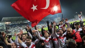 Kerem Aktürkoglu und türkische Nationalspieler bejubeln das entscheidende Tor gegen den Kosovo.