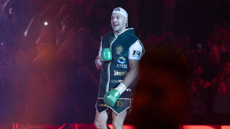 Boxer Tyson Fury brüllt nach seinem Comeback-Sieg im Ring ins Mikrofon und fordert Anthony Joshua heraus.
