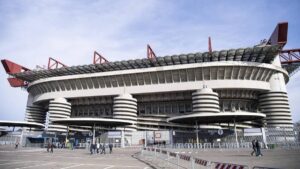 UEFA-Präsident Aleksander Ceferin schaut ernst bei einer Pressekonferenz zur Europameisterschaft 2032.