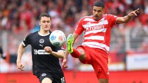 Zweikampf zwischen Spielern von Union Berlin und St. Pauli während des Bundesligaspiels an der Alten Försterei