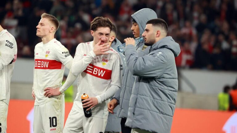 Angelo Stiller im Trikot des VfB Stuttgart blickt konzentriert auf dem Spielfeld