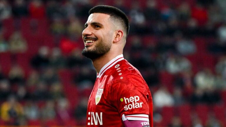 Deniz Undav vom VfB Stuttgart jubelt auf dem Spielfeld und blickt motiviert auf das DFB-Pokal-Halbfinale gegen Freiburg.