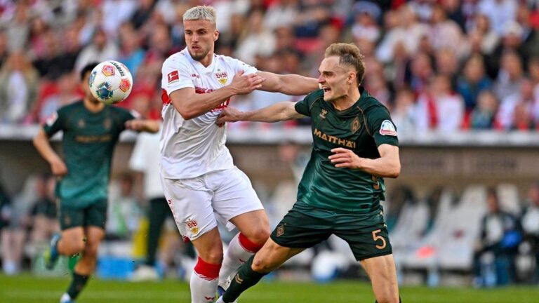 Zweikampf im Bundesliga-Spiel zwischen dem VfB Stuttgart und Werder Bremen beim Kampf um den Ball.