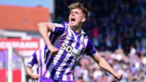 Jubelnde Spieler des VfL Osnabrück nach dem späten Siegtreffer an der Bremer Brücke gegen den SC Verl