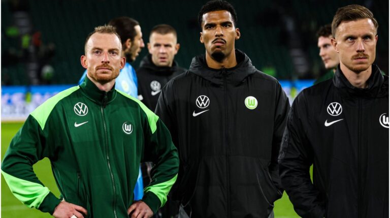 Enttäuschter Spieler des VfL Wolfsburg auf dem Rasen