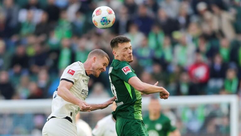 Zweikampf zwischen Spielern des VfL Wolfsburg und Borussia Mönchengladbach im Bundesliga-Abstiegsduell
