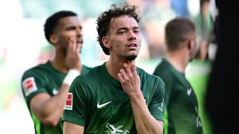 Enttäuschte Spieler des VfL Wolfsburg nach der bitteren Niederlage gegen Eintracht Frankfurt im Abstiegskampf