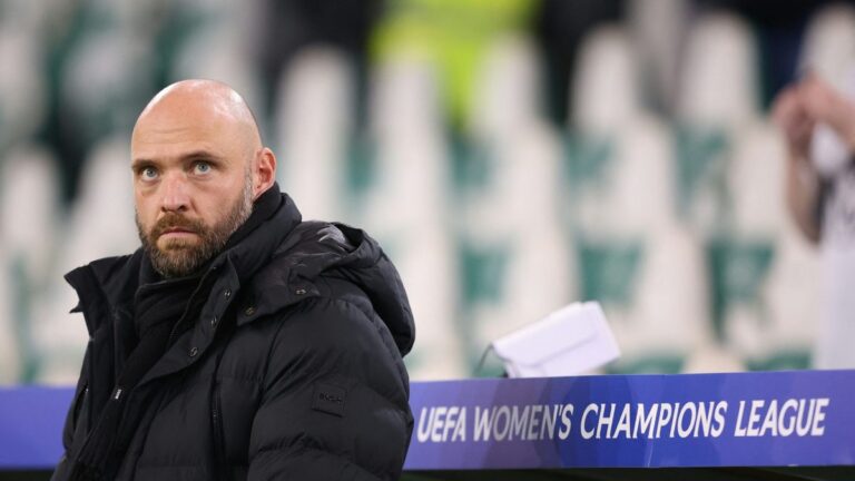 Enttäuschte Spielerinnen des VfL Wolfsburg nach dem Aus in der Champions League