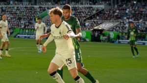 Enttäuschte Spieler des VfL Wolfsburg nach dem torlosen Unentschieden gegen Borussia Mönchengladbach im Abstiegskampf