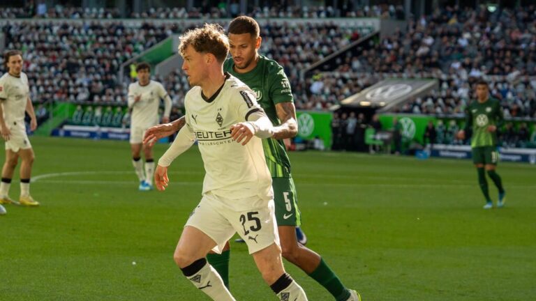 Enttäuschte Spieler des VfL Wolfsburg nach dem torlosen Unentschieden gegen Borussia Mönchengladbach im Abstiegskampf