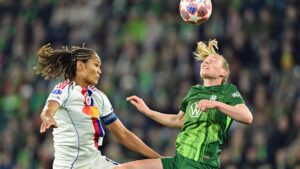 Spielerinnen des VfL Wolfsburg jubeln gemeinsam auf dem Fußballplatz
