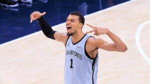 NBA-Star Victor Wembanyama dribbelt konzentriert mit dem Basketball auf dem Spielfeld