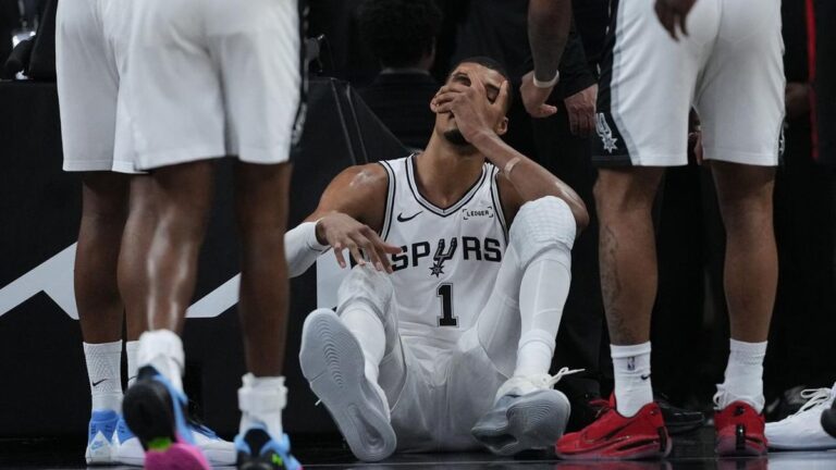 Ein benommener Victor Wembanyama verlässt das Parkett während des Playoff-Spiels der San Antonio Spurs.