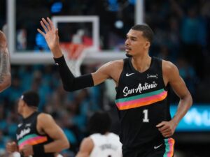 Victor Wembanyama im Trikot der San Antonio Spurs beim Blocken eines Wurfes in der NBA
