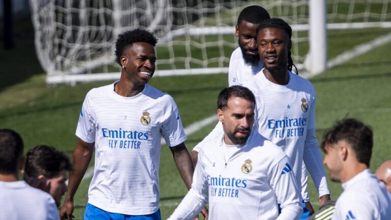 Vinicius Junior im Trikot von Real Madrid jubelt motiviert auf dem Spielfeld der Champions League
