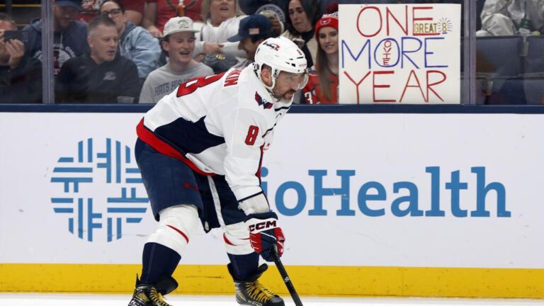 Alex Ovechkin im Trikot der Washington Capitals auf dem Eis nachdenklich blickend