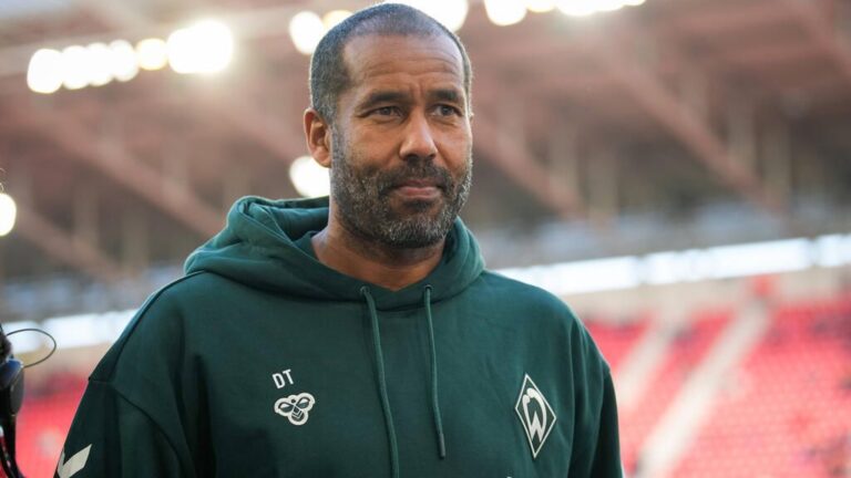 Werder-Trainer Daniel Thioune gestikuliert engagiert an der Seitenlinie im Bundesliga-Abstiegskampf