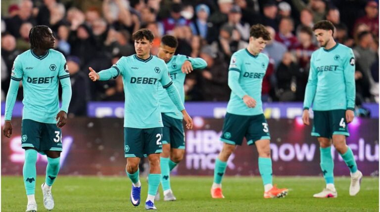 Enttäuschte Spieler der Wolverhampton Wanderers nach dem Abstieg aus der Premier League