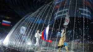 Ein russischer Schwimmer auf dem Startblock bei einem internationalen Wettkampf von World Aquatics.