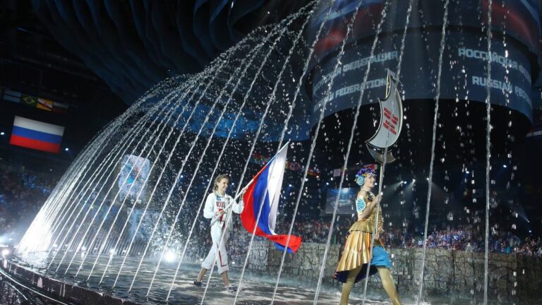 Ein russischer Schwimmer auf dem Startblock bei einem internationalen Wettkampf von World Aquatics.