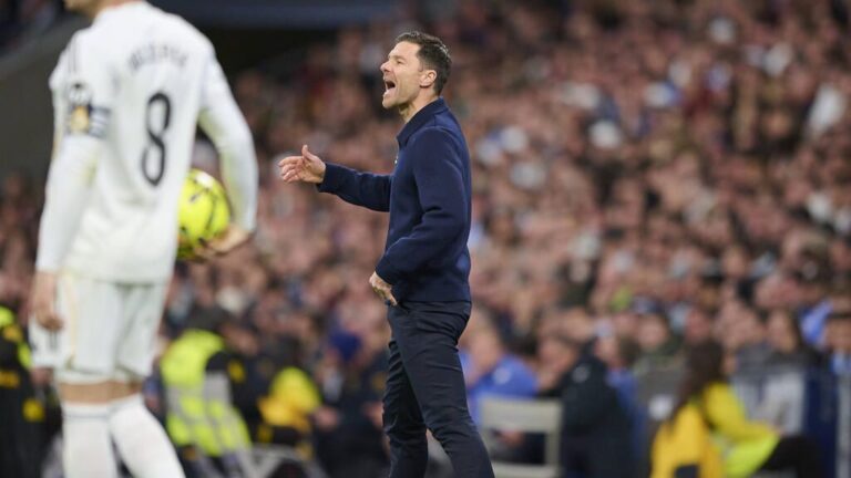 Xabi Alonso im Anzug gestikuliert nachdenklich am Spielfeldrand als Trainer