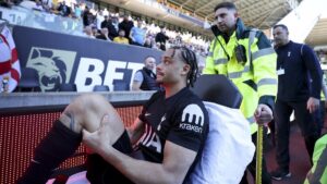 Xavi Simons im Trikot von Tottenham Hotspur liegt mit schmerzverzerrtem Gesicht nach seiner Knieverletzung auf dem Rasen.