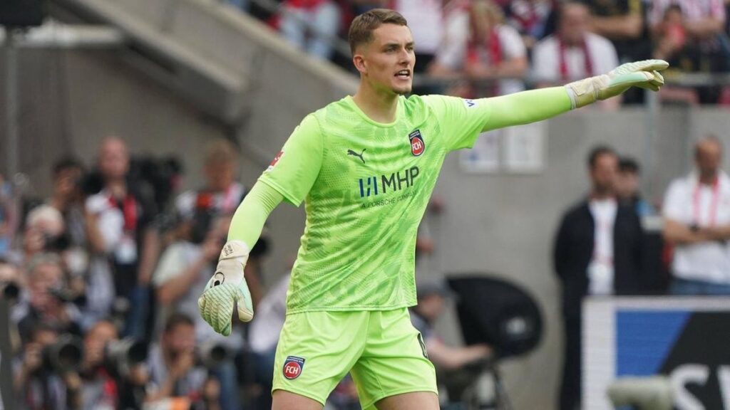 Torhüter Frank Feller im Trikot des 1. FC Heidenheim jubelt auf dem Spielfeld mit den Fans.